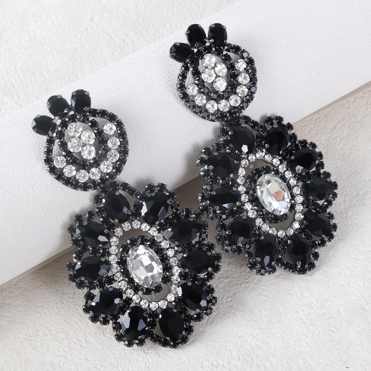 Black diamond round earrings, fashionable style, suitable for dinner earrings