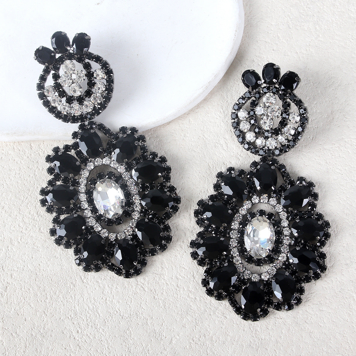 Black diamond round earrings, fashionable style, suitable for dinner earrings