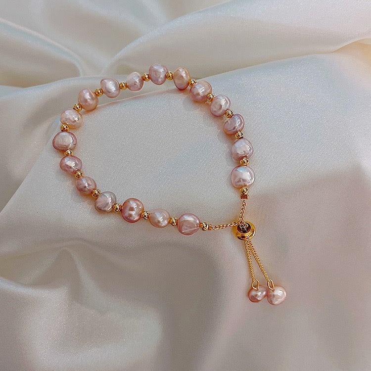 Exquisite women's pearl bracelet, new trendy style, suitable for various clothing combinations,