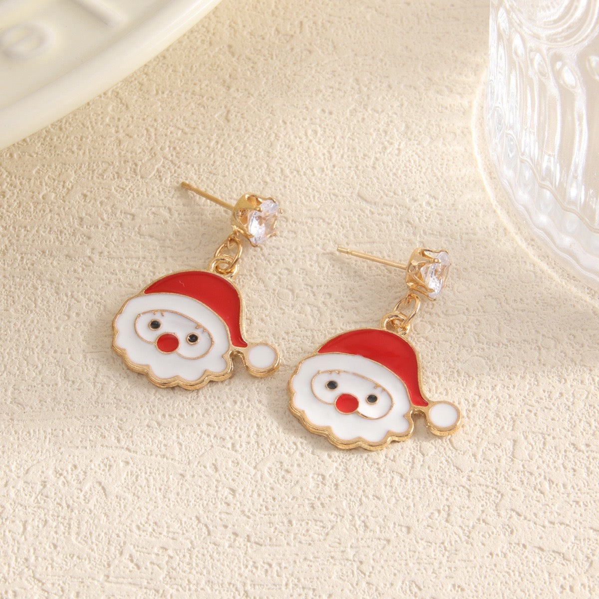 Christmas decorations.A Santa Claus necklace+a pair of Santa Claus earrings, can be paired with any outfit, very beautiful